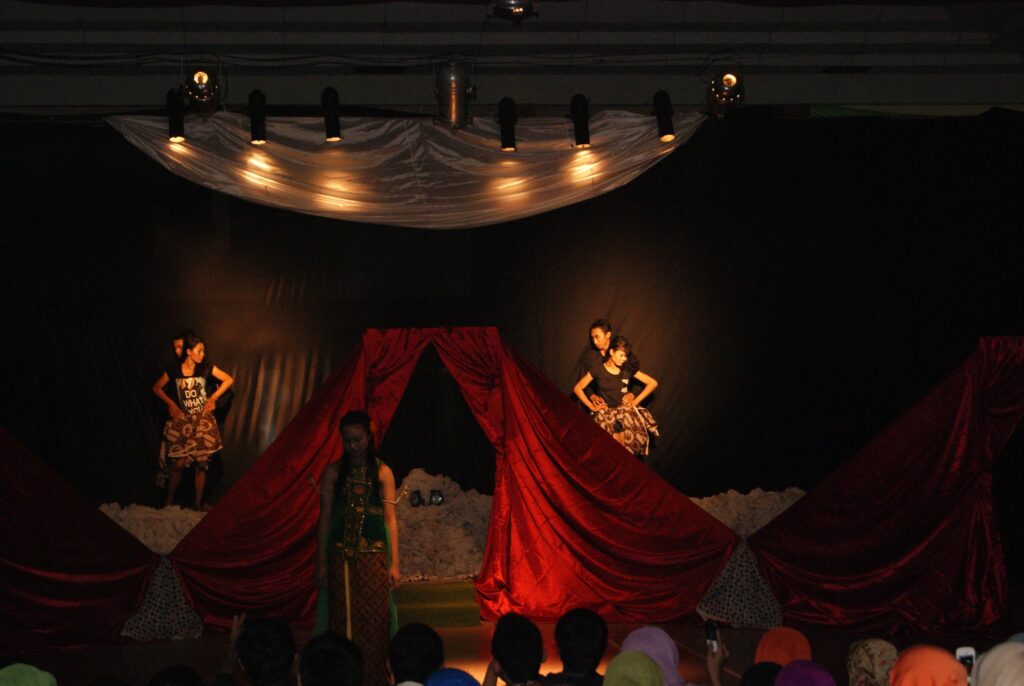 Realisme Absurdis dalam Drama Coblong