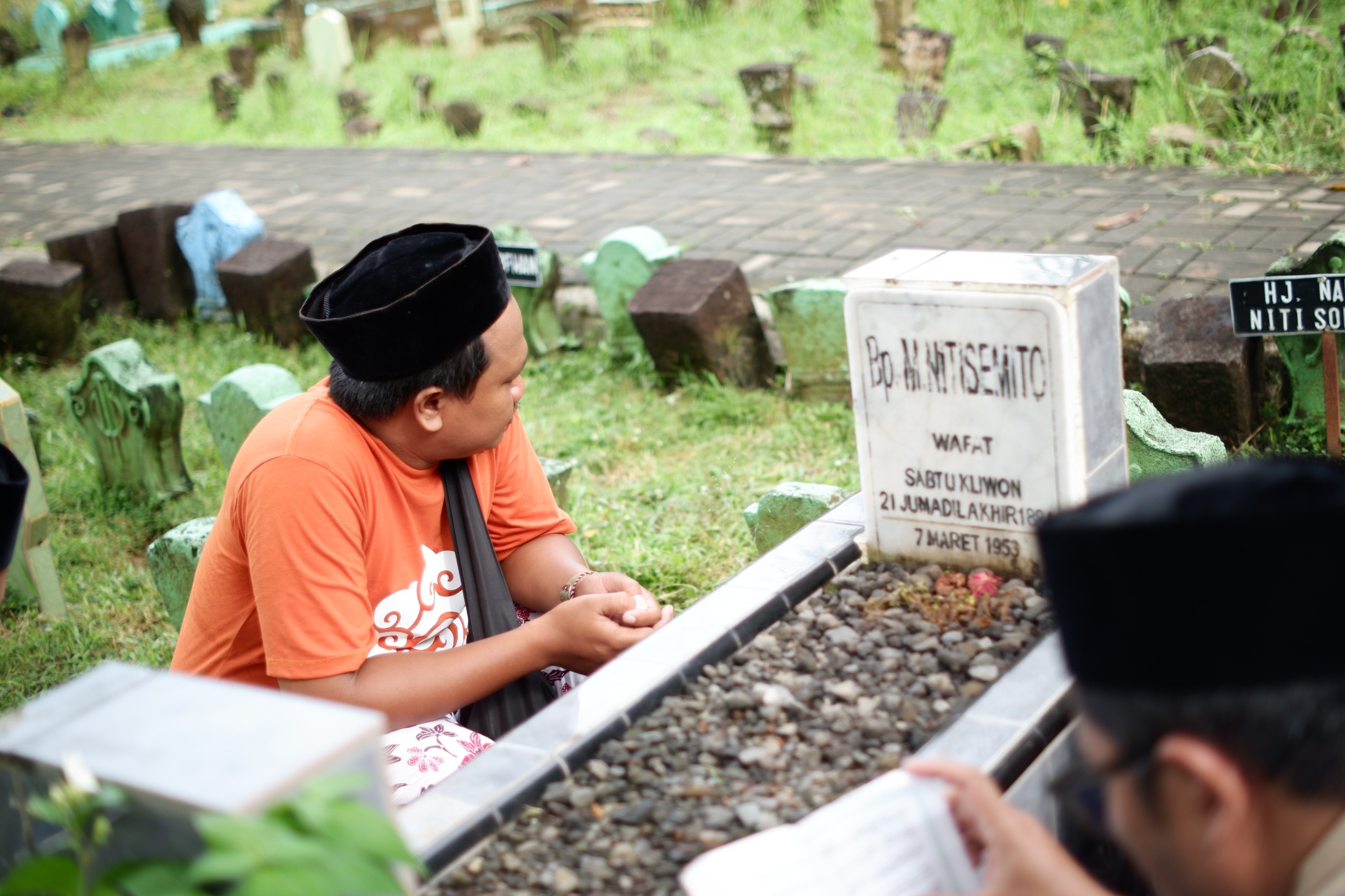 Menapak Ingatan dari Makam Saodagar Kretek Kudus